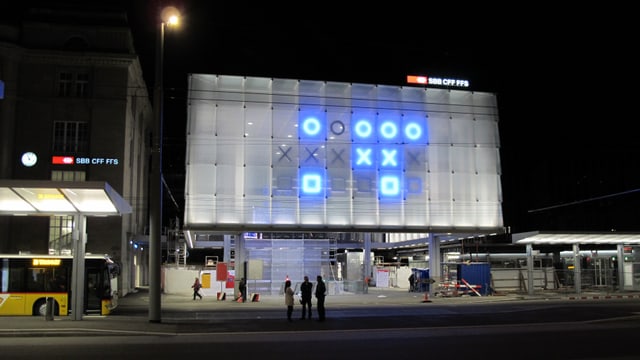 Blaue Zeichen leuchten am Bahnhof St. Gallen Blaue Zeichen leuchten am Bahnhof St. Gallen