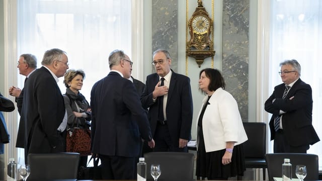Bundesrat Guy Parmelin lädt in Bern zum Krisengipfel mit Wirtschaft, Gewerkschaften und Kantonen. Bundesrat Guy Parmelin lädt in Bern zum Krisengipfel mit Wirtschaft, Gewerkschaften und Kantonen.