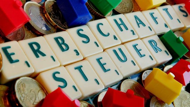 Bild des Wortes Erbschaftssteuer, das mit Buchstabentafeln auf einem Tisch geschrieben steht. Bild des Wortes Erbschaftssteuer, das mit Buchstabentafeln auf einem Tisch geschrieben steht.