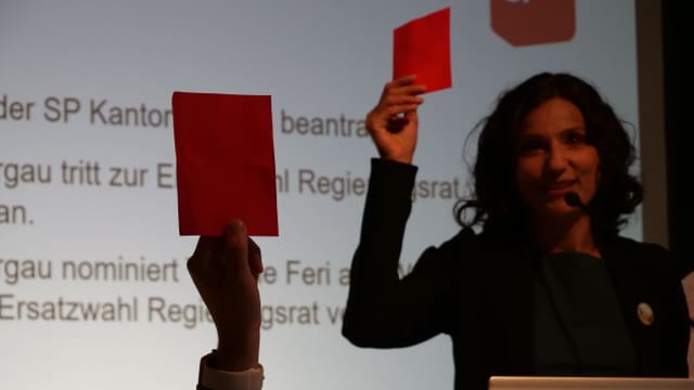SP-Mitglieder halten eine rote Karte auf SP-Mitglieder halten eine rote Karte auf
