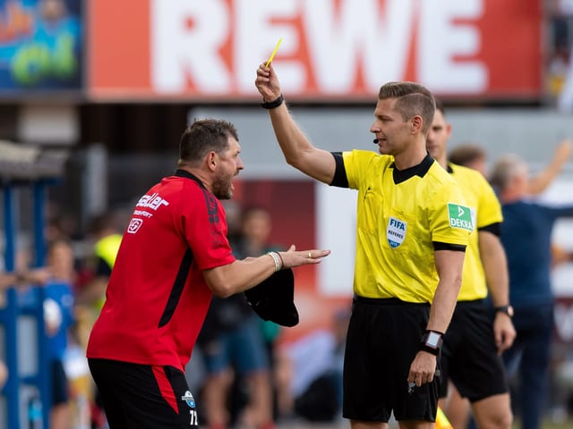 Steffen Baumgart sieht Gelb.