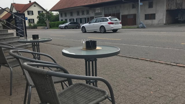 Stühle und Bartische an einer Strasse. Stühle und Bartische an einer Strasse.