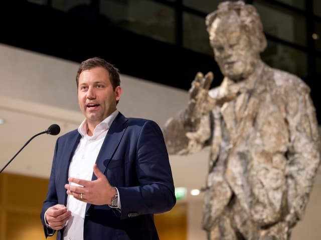 Lars Klingbeil vor der Willy-Brandt-Statue im Haus der SPD in Berlin. Lars Klingbeil vor der Willy-Brandt-Statue im Haus der SPD in Berlin.