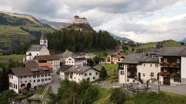Vista sin il chastè da Tarasp en l’Engiadina Bassa. Vista sin il chastè da Tarasp en l’Engiadina Bassa.
