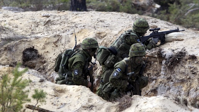 Estnische Soldaten in einem Graben. Estnische Soldaten in einem Graben.