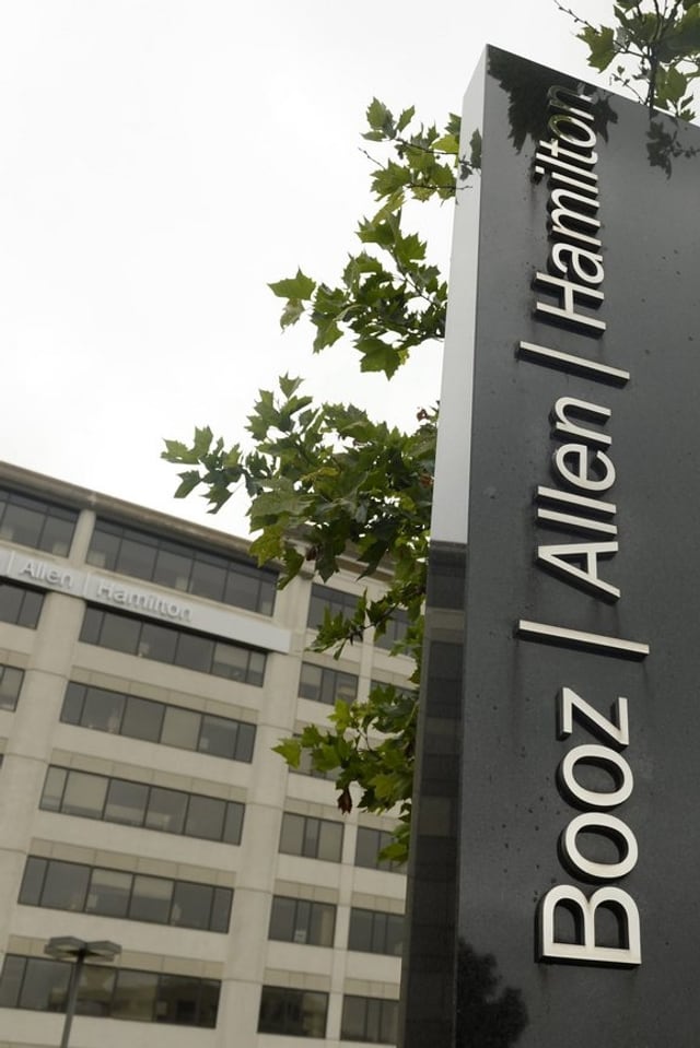 Eine Stehle mit dem Logo von «Booz Allen Hamilton» vor dem Firmensitz. Eine Stehle mit dem Logo von «Booz Allen Hamilton» vor dem Firmensitz.