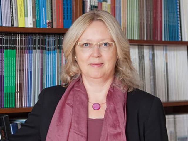 Mechtild Rössler vor einem Bücherregal Mechtild Rössler vor einem Bücherregal
