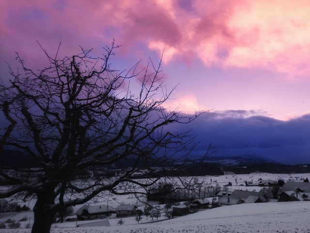 Aufzug von Schneewolken in Rümlingen BE.