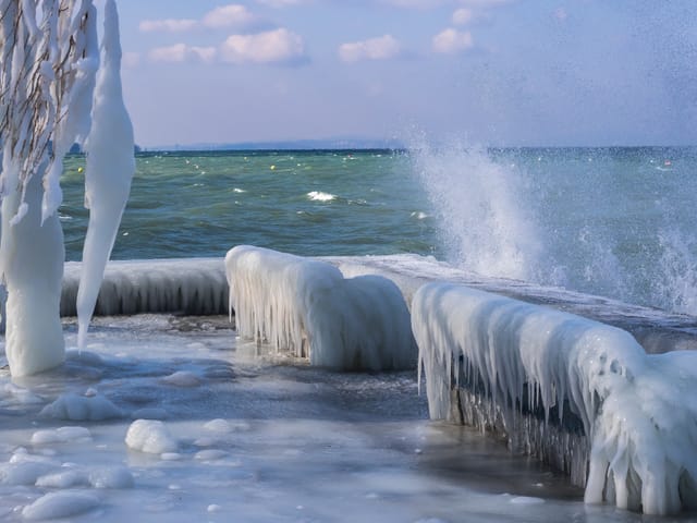 Wasser spritz aus dem See auf das Eis.