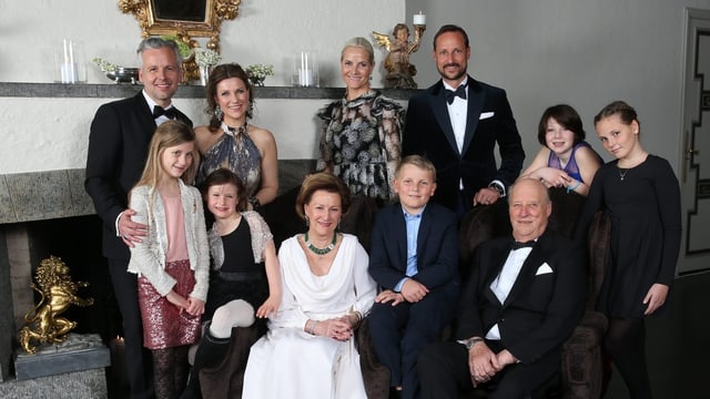 Familienfoto der norwegischen Royals vor Kamin Familienfoto der norwegischen Royals vor Kamin