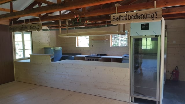 Selbstbedienungstheke in einer Skihütte Selbstbedienungstheke in einer Skihütte