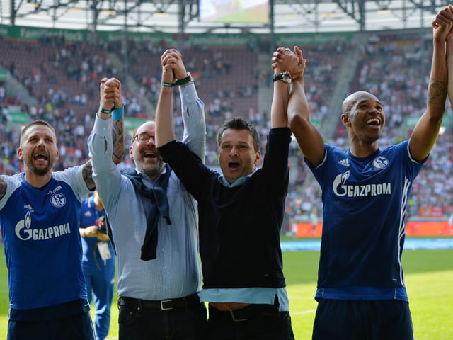 Jubelnde Schalker vor der Kurve.