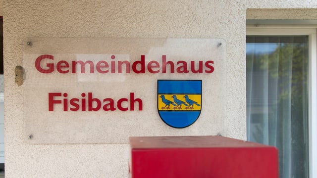 Schild Gemeindehaus Fisibach Schild Gemeindehaus Fisibach