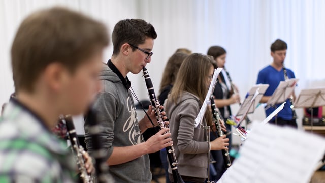 Jugendliche spielen Instrumente Jugendliche spielen Instrumente
