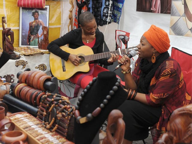 Ein Sängerin und eine Gitarristin an den Afro Pfingsten in Winterthur. Ein Sängerin und eine Gitarristin an den Afro Pfingsten in Winterthur.