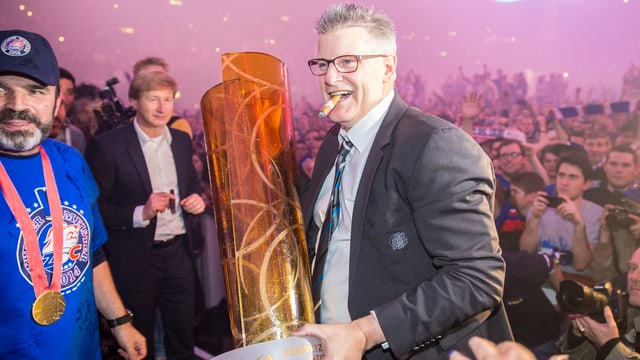 ZSC-Coach Marc Crawford posiert mit Zigarre und Meisterpokal. ZSC-Coach Marc Crawford posiert mit Zigarre und Meisterpokal.