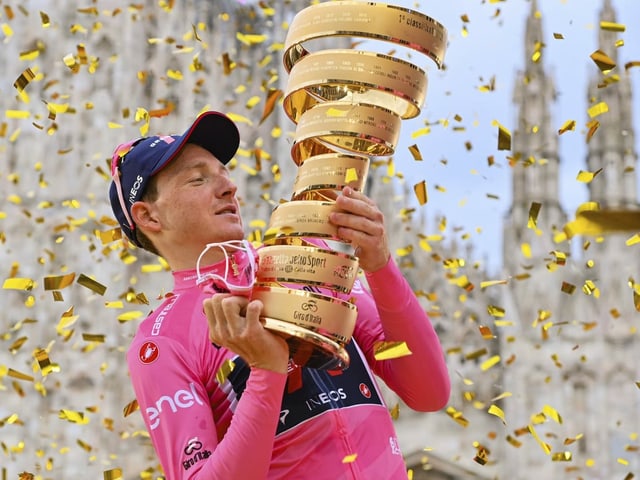Tao Geoghegan Hart mit der Giro-Trophäe Tao Geoghegan Hart mit der Giro-Trophäe