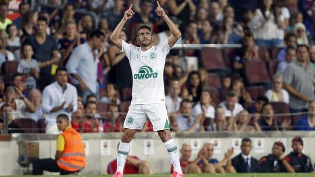 Chapecoense-Spieler Alan Ruschel streckt die Zeigefinger Richtung Himmel. Chapecoense-Spieler Alan Ruschel streckt die Zeigefinger Richtung Himmel.