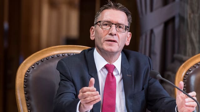 Mann mit weissem Hemd, roter Krawatte und schwarzem Anzug. Mann mit weissem Hemd, roter Krawatte und schwarzem Anzug.
