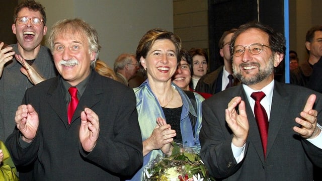 Maja Ingold mit Blumenstrauss in der Hand Maja Ingold mit Blumenstrauss in der Hand