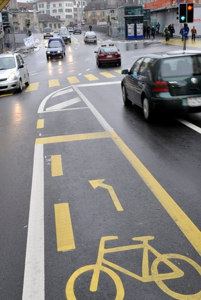 Fahrradstreifen mitten zwischen fahrenden Autos. Fahrradstreifen mitten zwischen fahrenden Autos.