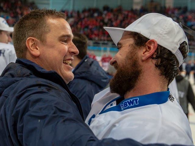 Coach Dan Tangnes freut sich mit Fabian Schnyder nach dem Cup-Sieg. Coach Dan Tangnes freut sich mit Fabian Schnyder nach dem Cup-Sieg.