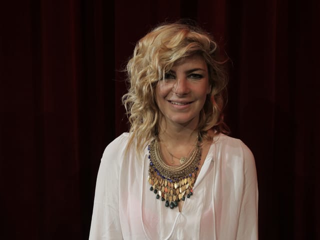 Eliana Burki vor dem roten Vorhang.