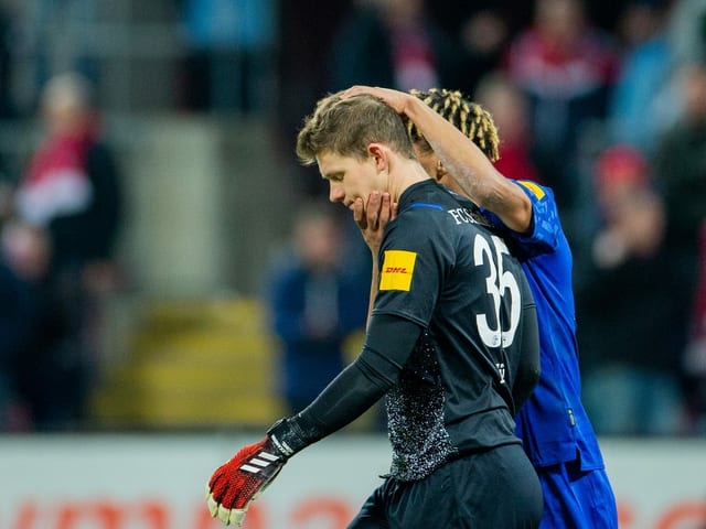Alexander Nübel muss getröstet werden.