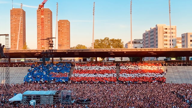 Star-Spangled Banner: Die Schweizer Fans ehrten ihre Lieblingsband mit einer gelungenen Choreografie. Star-Spangled Banner: Die Schweizer Fans ehrten ihre Lieblingsband mit einer gelungenen Choreografie.