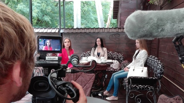 Ein Kameramann hat Olga Li im Bild. Ein Kameramann hat Olga Li im Bild.