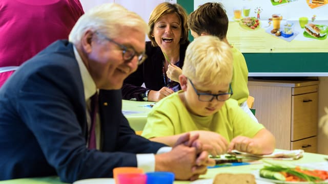 Steinmeier sitzt neben einem 1. Klässler Steinmeier sitzt neben einem 1. Klässler
