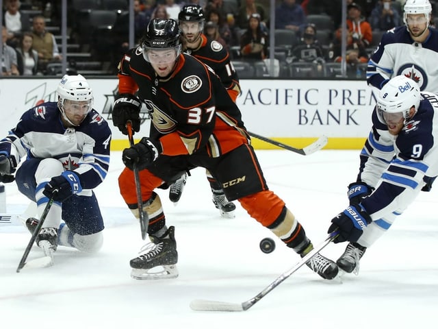 Mason McTavish am Puck. Mason McTavish am Puck.