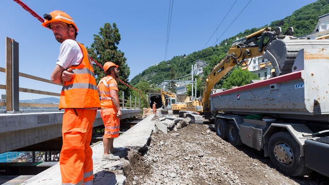 Bauarbeiter auf Bahntrassee Bauarbeiter auf Bahntrassee