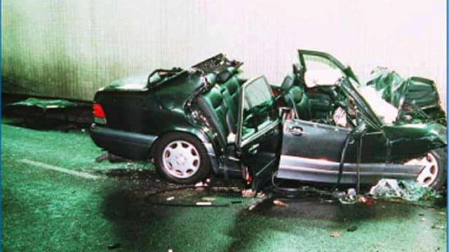 Der Unfallwagen, ein zerstörter Mercedes. Der Unfallwagen, ein zerstörter Mercedes.