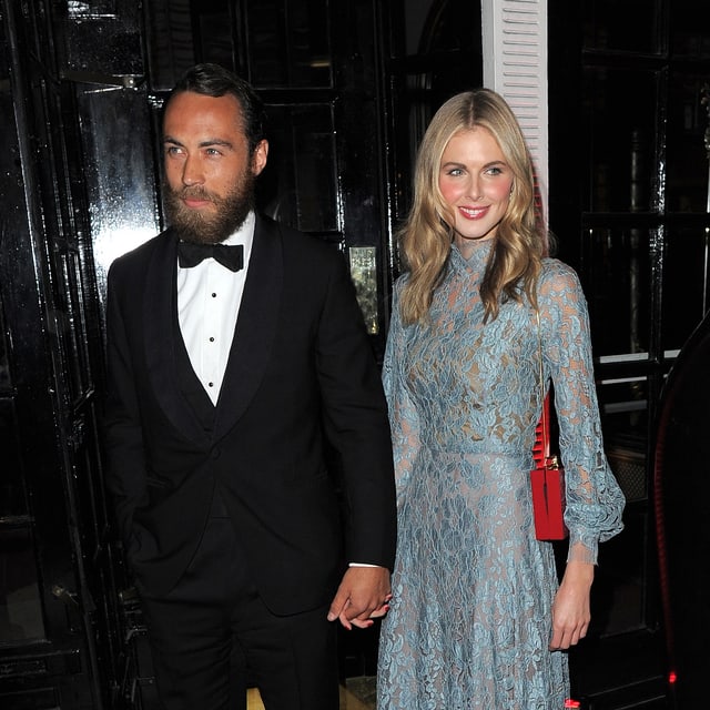 James Middleton mit einer blonden Frau im blauen Kleid an der Hand haltend. James Middleton mit einer blonden Frau im blauen Kleid an der Hand haltend.