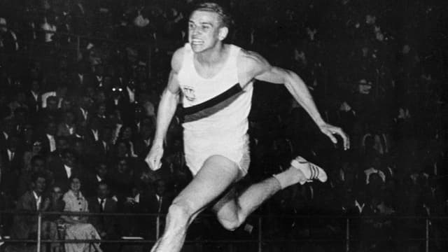 Armin Hary im Letzigrund 1960 während seines legendären Sprints Armin Hary im Letzigrund 1960 während seines legendären Sprints