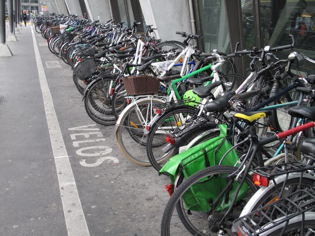 Velos stehen gedrängt in einem Ständer. Velos stehen gedrängt in einem Ständer.