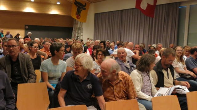 Das Publikum, das gespannt auf den Film wartet. Das Publikum, das gespannt auf den Film wartet.