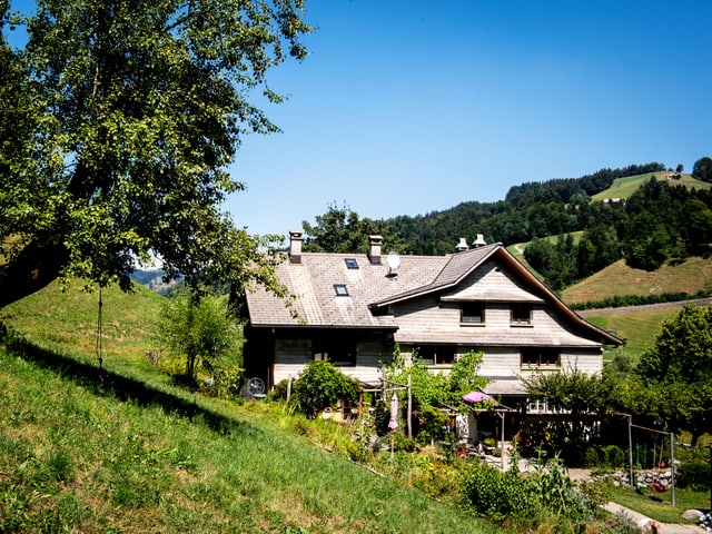 Ein alleinstehendes Haus auf dem Land. Ein alleinstehendes Haus auf dem Land.