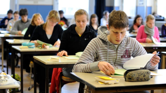 Schüler an einer Prüfung Schüler an einer Prüfung