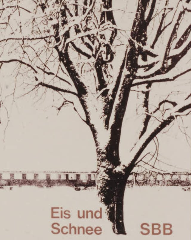 Plakat, das einen verschneiten Baum zeigt mit einem Zug im Hingergrund, dazu die Aufschrift «Eis und Schnee – SBB». Plakat, das einen verschneiten Baum zeigt mit einem Zug im Hingergrund, dazu die Aufschrift «Eis und Schnee – SBB».