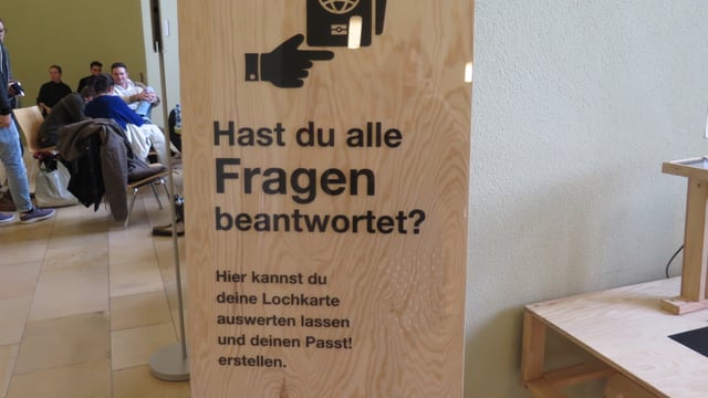 Eine der Holzboxen mit Fragen. Eine der Holzboxen mit Fragen.