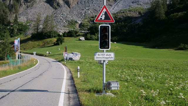 Ampel und Steinschlag-Schild auf der Kantonsstrasse vor Brienz. Ampel und Steinschlag-Schild auf der Kantonsstrasse vor Brienz.