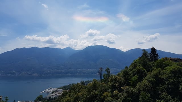 Blick von Orselina auf den Lago Maggiore, darüber auch farbige Wolken. Blick von Orselina auf den Lago Maggiore, darüber auch farbige Wolken.