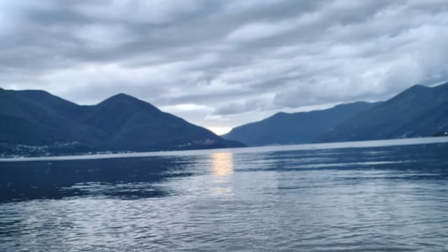 Blick über den grauen Lago Maggiore Blick über den grauen Lago Maggiore