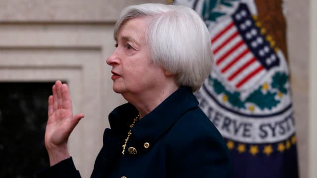 Yellen eine Hand in die Höhe haltend. Yellen eine Hand in die Höhe haltend.