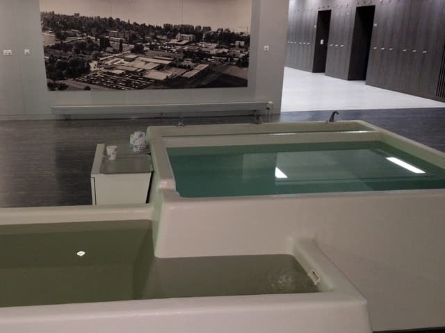 Zwei Wasserbecken in einem Raum Zwei Wasserbecken in einem Raum