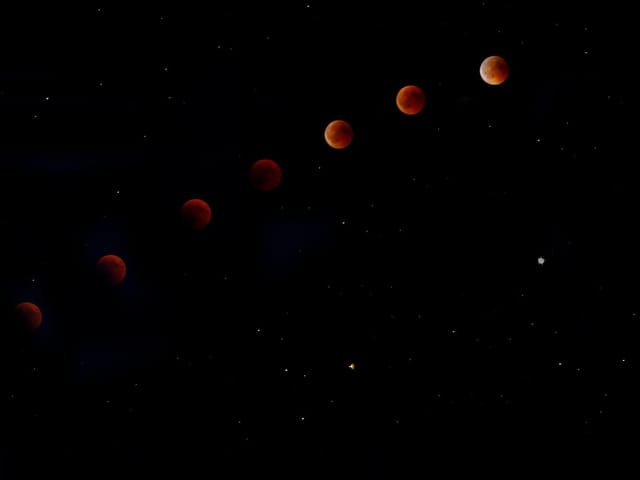 7 Mal der Mond auf einem Bild.