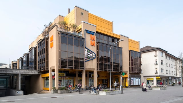 Ein Einkaufszentrum mit Migros und Post. Ein Einkaufszentrum mit Migros und Post.