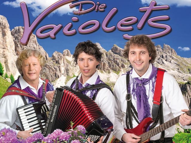 Drei Volksmusikanten auf einem CD-Cover. Drei Volksmusikanten auf einem CD-Cover.